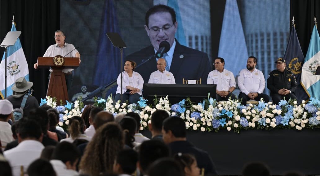 Presidente participa en la inauguración de la nueva subestación de la PNC en San Benito, Petén
