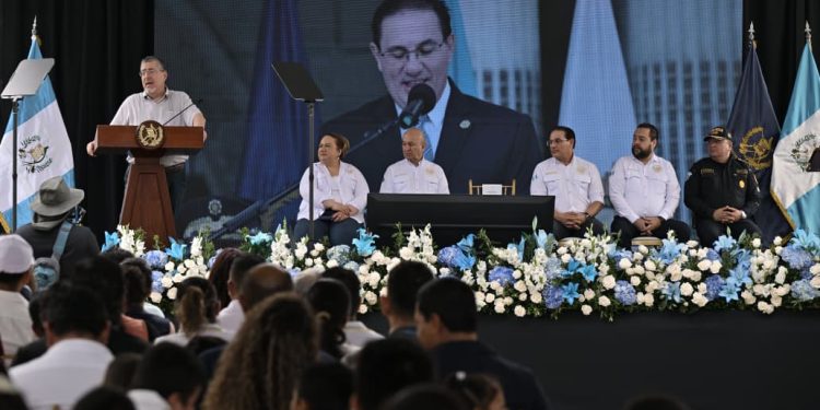 Presidente participa en la inauguración de la nueva subestación de la PNC en San Benito, Petén