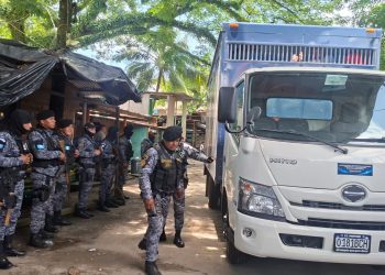 Sistema Penitenciario traslada a 56 privados de libertad de Puerto Barrios a otros centros carcelarios