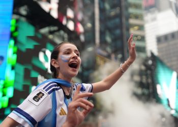 Afición de Argentina tiñe de albiceleste Times Square antes de la final del Mundial 2026