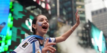 Afición de Argentina tiñe de albiceleste Times Square antes de la final del Mundial 2026