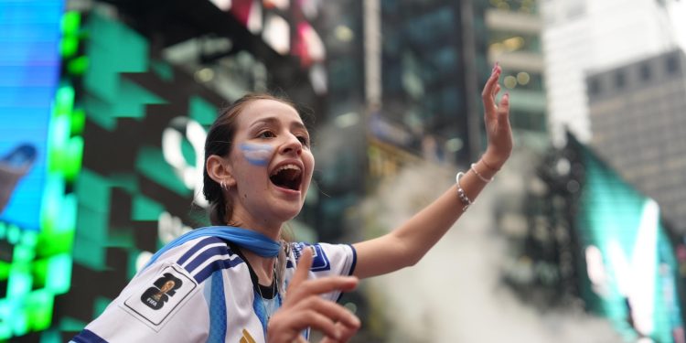 Afición de Argentina tiñe de albiceleste Times Square antes de la final del Mundial 2026