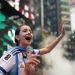 Afición de Argentina tiñe de albiceleste Times Square antes de la final del Mundial 2026