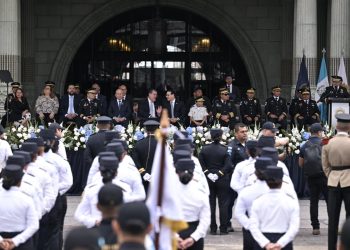 Presidente participa en desfile conmemorativo por el 29 aniversario de la PNC . / Foto: Álvaro Interiano.