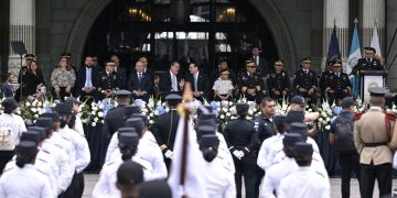 Presidente participa en desfile conmemorativo por el 29 aniversario de la PNC . / Foto: Álvaro Interiano.