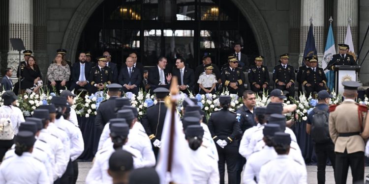 Presidente participa en desfile conmemorativo por el 29 aniversario de la PNC . / Foto: Álvaro Interiano.