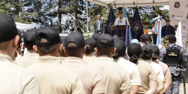Ministro de Gobernación, Marco Antonio Villeda Sandoval, dirigió un mensaje a los futuros guardias penitenciarios. / Foto Mingob
