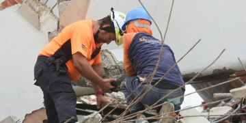Rescatistas despliegan drones y perros para evaluar el rescate de un niño en Venezuela