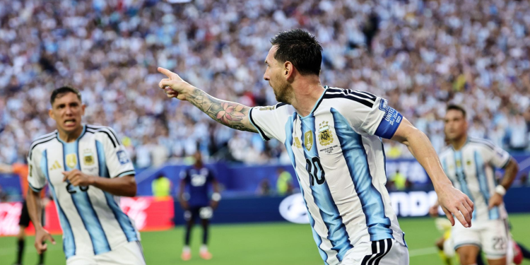 Messi se convierte en el primer jugador en anotar siete o más goles en dos mundiales distintos