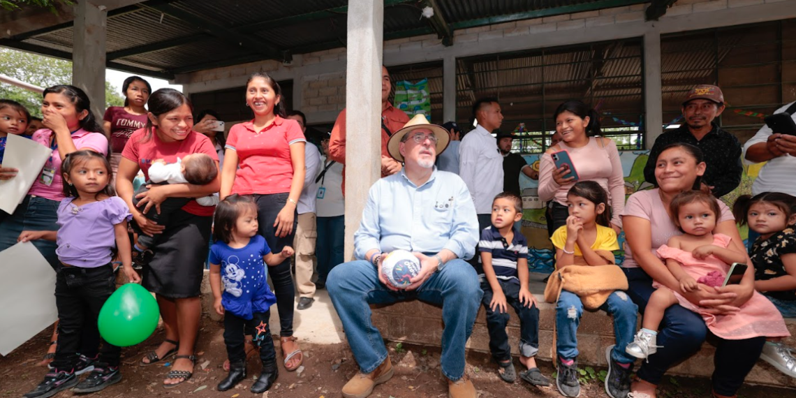 Presidente Arévalo supervisa avances de Mano a Mano en Jocotán, Chiquimula, para combatir la pobreza y la desnutrición