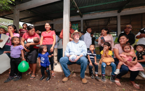 Presidente Arévalo supervisa avances de Mano a Mano en Jocotán, Chiquimula, para combatir la pobreza y la desnutrición. / Foto: Alex Jacinto