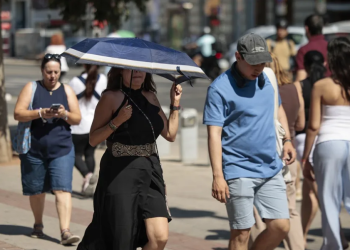 Una mujer se protege del calor con un paraguas. /Foto: EFE