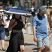 Una mujer se protege del calor con un paraguas. /Foto: EFE