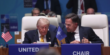 El presidente de Estados Unidos, Donald Trump, (i) y el secretario general de la OTAN, Mark Rutte, este miércoles en Ankara. EFE