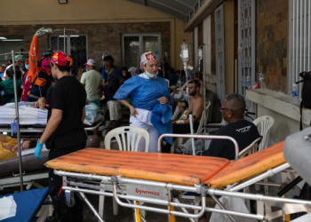 Personas reciben asistencia medica en Catia La Mar (Venezuela) tras los terremotos. EFE