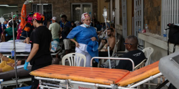 Personas reciben asistencia medica en Catia La Mar (Venezuela) tras los terremotos. EFE