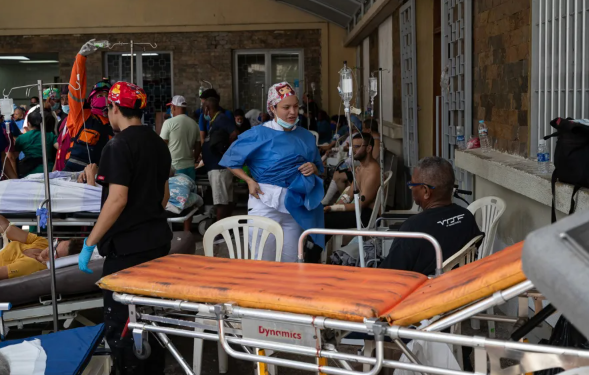 Personas reciben asistencia medica en Catia La Mar (Venezuela) tras los terremotos. EFE