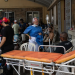 Personas reciben asistencia medica en Catia La Mar (Venezuela) tras los terremotos. EFE