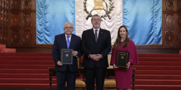 Guatemala y Reino Unido firman acuerdo de cooperación técnica para impulsar la planificación del Metrorriel