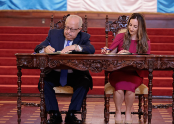 Firma entre el canciller Carlos Martinez y embajadora británica en Guatemala, Juliana Correa. / Foto: Noé Pérez