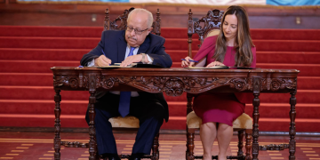 Firma entre el canciller Carlos Martinez y embajadora británica en Guatemala, Juliana Correa. / Foto: Noé Pérez