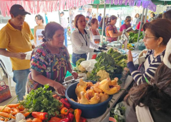 Quetzaltecos se abastecen con productos frescos y baratos en la Feria del Agricultor