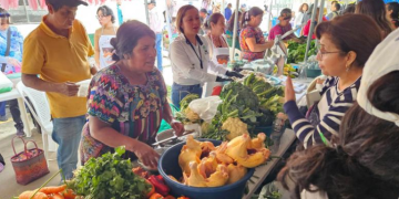 Quetzaltecos se abastecen con productos frescos y baratos en la Feria del Agricultor