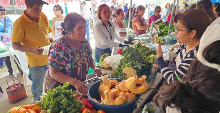 Quetzaltecos se abastecen con productos frescos y baratos en la Feria del Agricultor