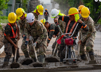 Cuerpo de Ingenieros y personal del Batallón de Arkansas, EE. UU. realizaron labores de pavimentación en El Progreso
