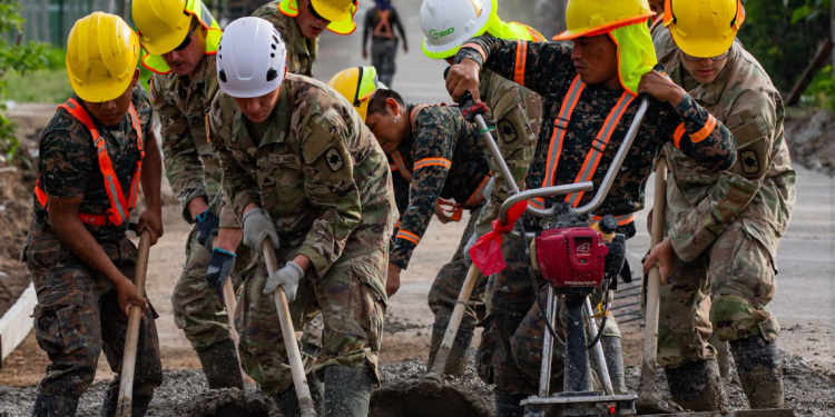 Cuerpo de Ingenieros y personal del Batallón de Arkansas, EE. UU. realizaron labores de pavimentación en El Progreso
