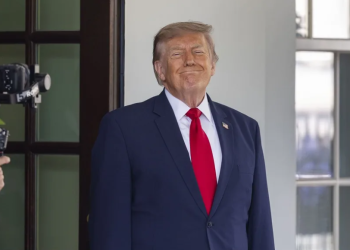 El presidente de Estados Unidos, Donald Trump, espera afuera de la Casa Blanca, este 14 de julio de 2026, en Washington. EFE