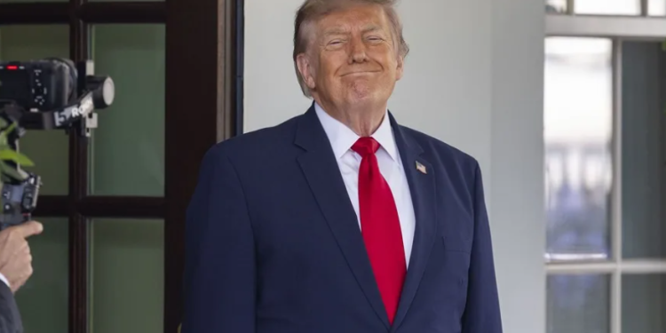 El presidente de Estados Unidos, Donald Trump, espera afuera de la Casa Blanca, este 14 de julio de 2026, en Washington. EFE