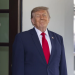 El presidente de Estados Unidos, Donald Trump, espera afuera de la Casa Blanca, este 14 de julio de 2026, en Washington. EFE