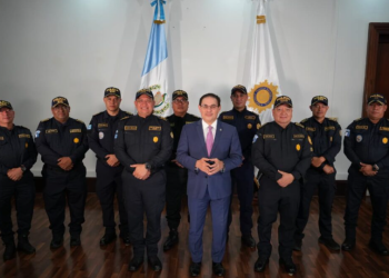Ministro Villeda y mandos policiales. / Foto: Mingob