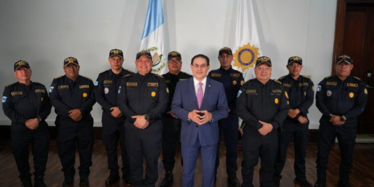 Ministro Villeda y mandos policiales. / Foto: Mingob