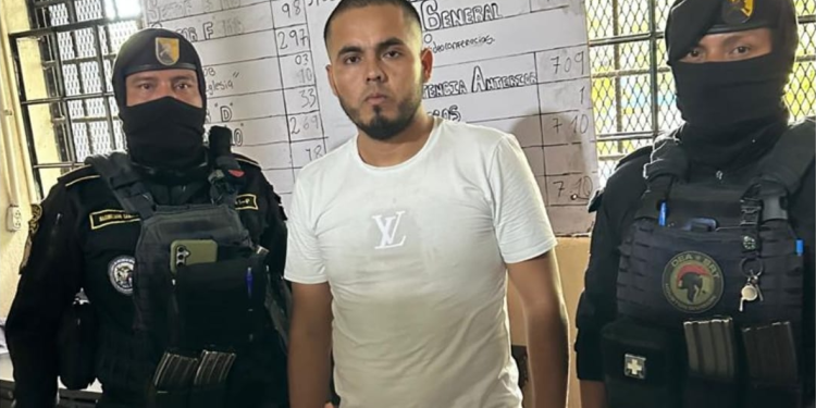 Con esta captura, la Policía Nacional Civil suma 30 personas detenidas con fines de extradición en lo que va de 2026. / Foto: PNC