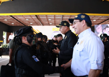 162 agentes antinarcóticos y 15 caninos se a la lucha contra el narcotráfico./Foto: PNC.