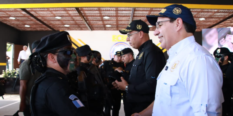 162 agentes antinarcóticos y 15 caninos se a la lucha contra el narcotráfico./Foto: PNC.