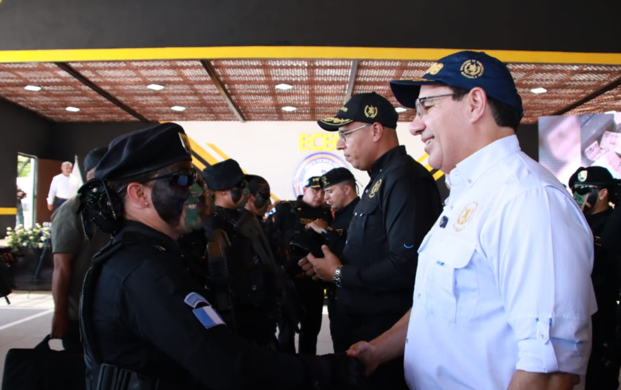 162 agentes antinarcóticos y 15 caninos se a la lucha contra el narcotráfico./Foto: PNC.
