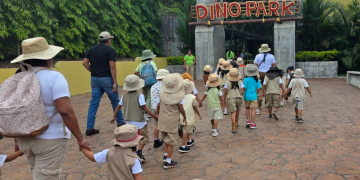 Niños y niñas usuarias del CADI 8130 visitaron Dino Park./Foto: Sosep.