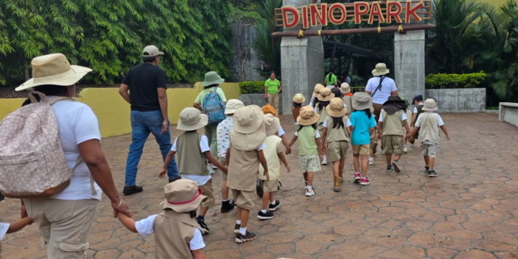 Niños y niñas usuarias del CADI 8130 visitaron Dino Park./Foto: Sosep.
