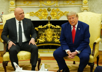 Fotografía de la reunión del presidente de Estados Unidos, Donald Trump (d), y el presidente libanés, Joseph Aoun (i), en la Oficina Oval de la Casa Blanca, en Washington (EE.UU.). EFE