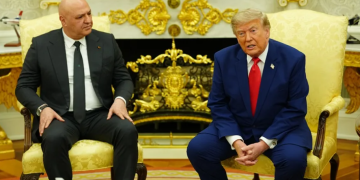 Fotografía de la reunión del presidente de Estados Unidos, Donald Trump (d), y el presidente libanés, Joseph Aoun (i), en la Oficina Oval de la Casa Blanca, en Washington (EE.UU.). EFE