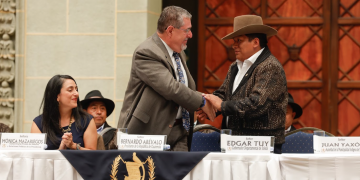 Gobierno y Municipalidad Indígena de Sololá firman agenda de trabajo para impulsar el desarrollo de 85 comunidades