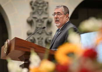 Presidente Bernardo Arévalo en firma de agenda territorial.
