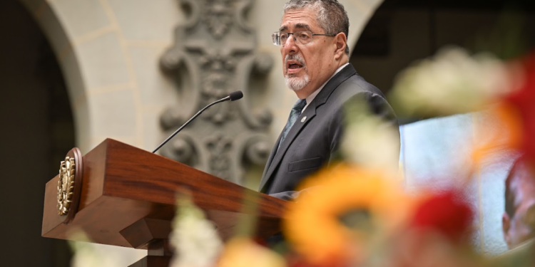 Presidente Bernardo Arévalo en firma de agenda territorial.