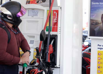 Iniciativa de ley presentada por el Ejecutivo propone reducir Q12 al diésel y Q3 a la gasolinas súper y regular. (Foto: archivo)