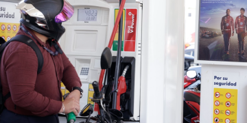 Iniciativa de ley presentada por el Ejecutivo propone reducir Q12 al diésel y Q3 a la gasolinas súper y regular. (Foto: archivo)