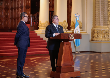 Presidente y ministro de Finanzas en conferencia de prensa. / Foto: Analí Camey