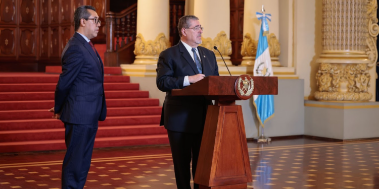 Presidente y ministro de Finanzas en conferencia de prensa. / Foto: Analí Camey